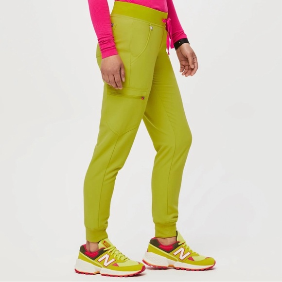 FIGS Catarina Scrub Top & Zamora Jogger Pants Set – Limeade - Picture 4 of 10